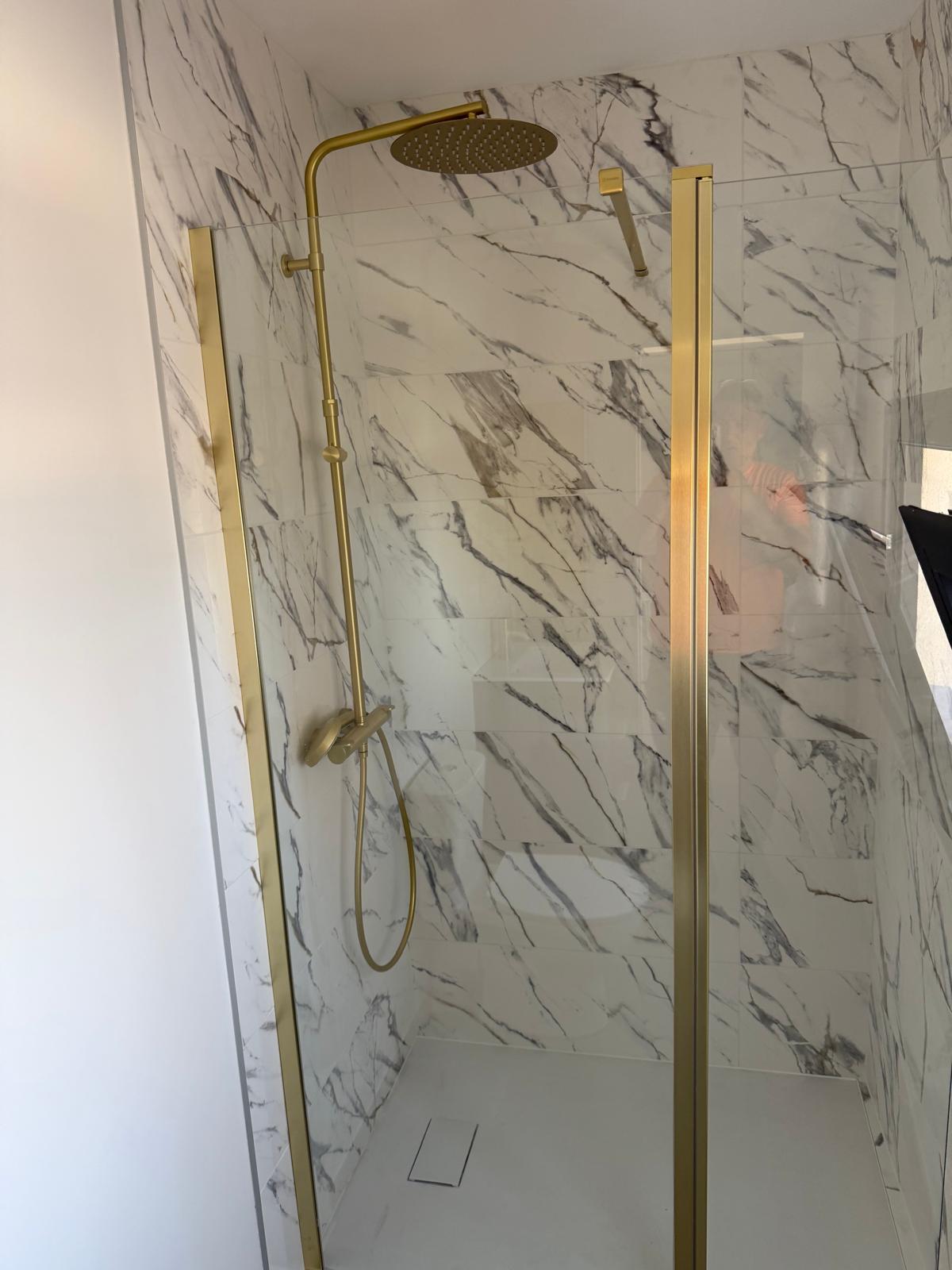 Douche à l'italienne marbre & robinetterie dorée